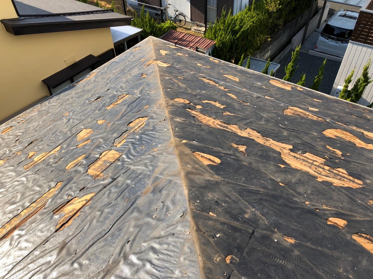 生駒市の葺き替え工事、大屋根の平型スレートを撤去